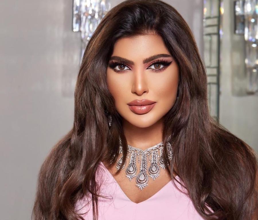 مكياج زهري مع الشعر المنسدل