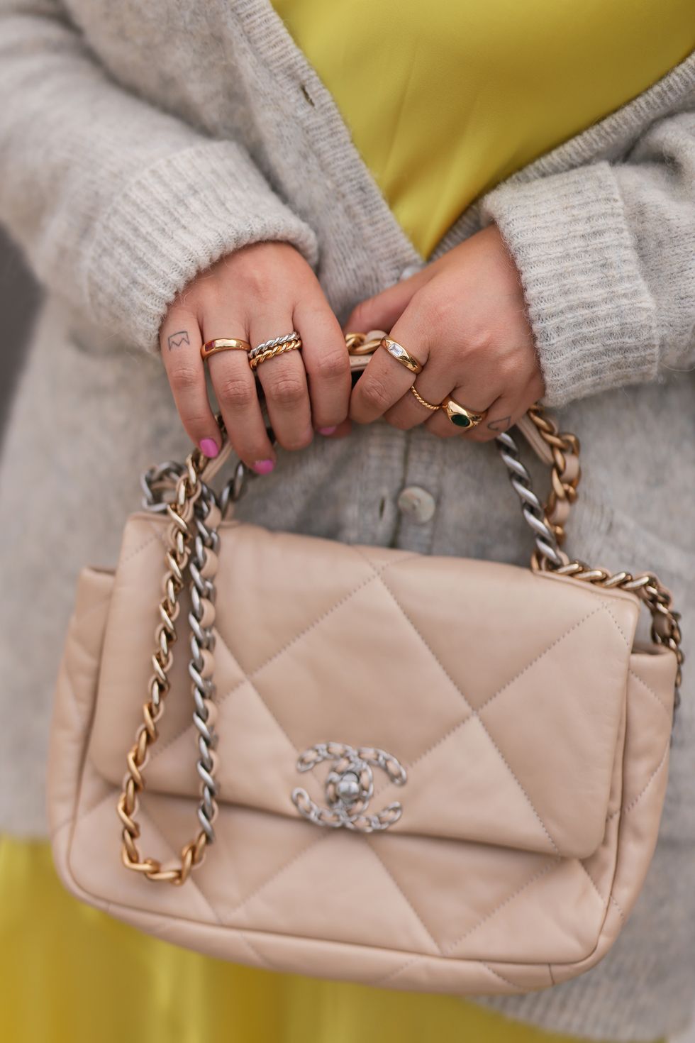 الذهبي-والفضي-مزج-المعادن-مصدر-مجلة-ELLE