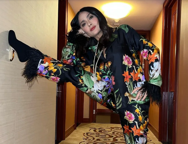 حذاء سريالي - سلمى حايك - انستجرام