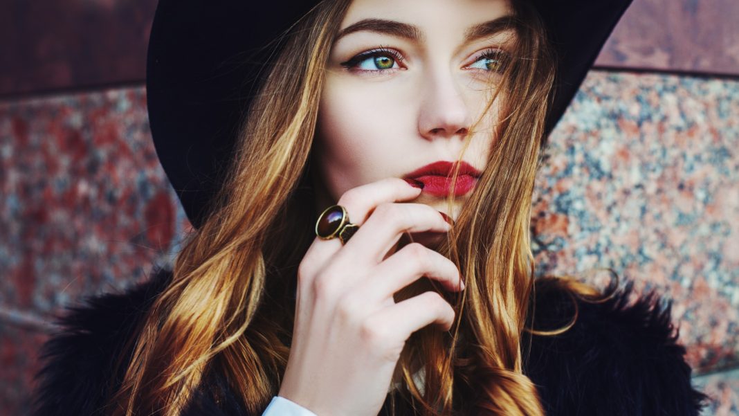 Outdoor,Portrait,Of,A,Young,Beautiful,Fashionable,Lady,Wearing,Stylish