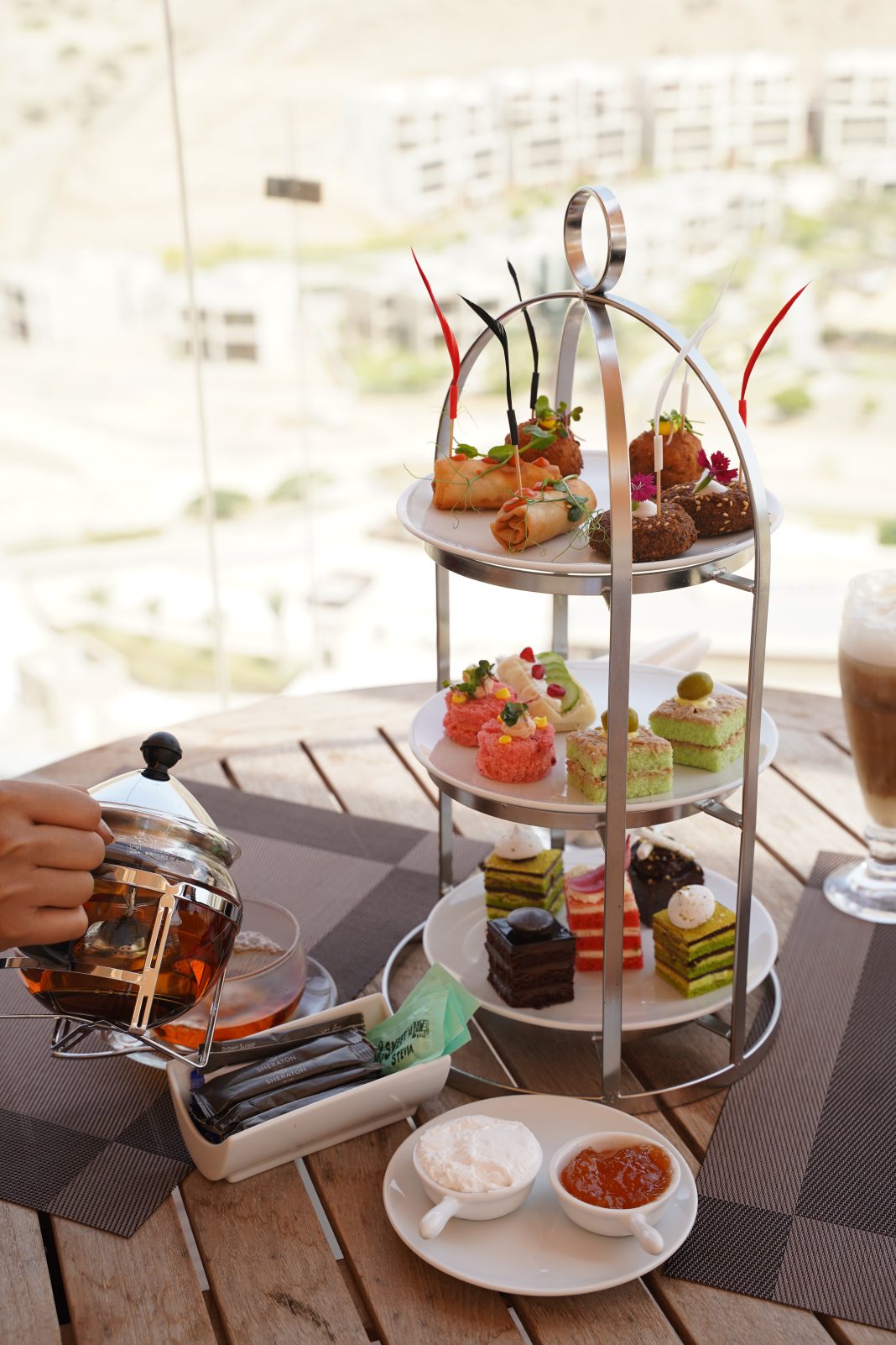 مقهى Cliff Deck في خليج مسقط