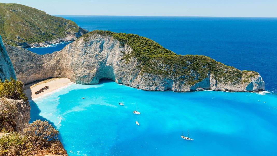 Navagio Beach in Zakynthos, GreeceImage: Stefan Cristian Cioata/Getty Images