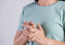 حقيقة العلاقة بين طقطقة الأصابع والتهاب المفاصل