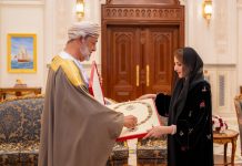 جلالة السُّلطان يمنح السّيدة الجليلة وسام الشرف الأعظم